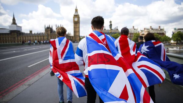Люди с флагами Великобритании на Вестминстерском мосту в Лондоне. Архивное фото