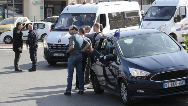 Полицейские недалеко от лицея в южном французском городе Грас, где произошла стрельба