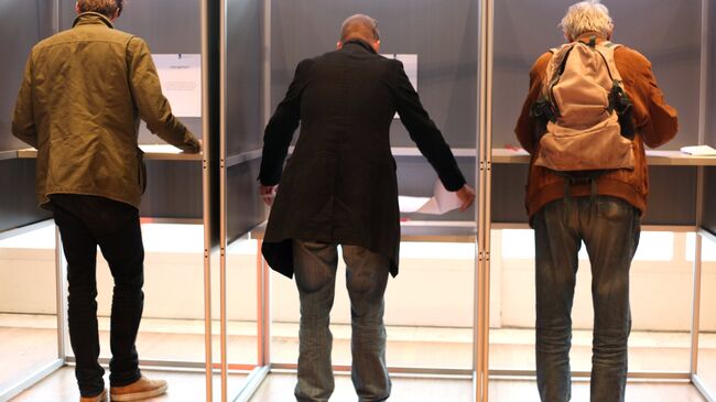 Жители голосуют на избирательном участке в Амстердаме во время парламентских выборов в Нидерландах