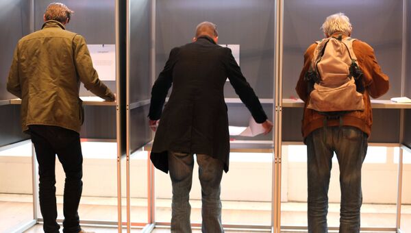 Жители голосуют на избирательном участке в Амстердаме во время парламентских выборов в Нидерландах. 16 марта 2017