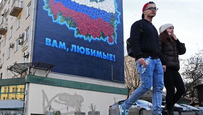 Прохожие у дома в Москве. Архивное фото