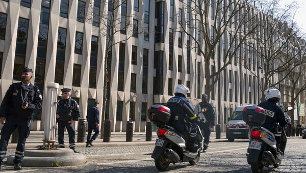 Полицейские у здания МВФ в Париже. Архивное фото