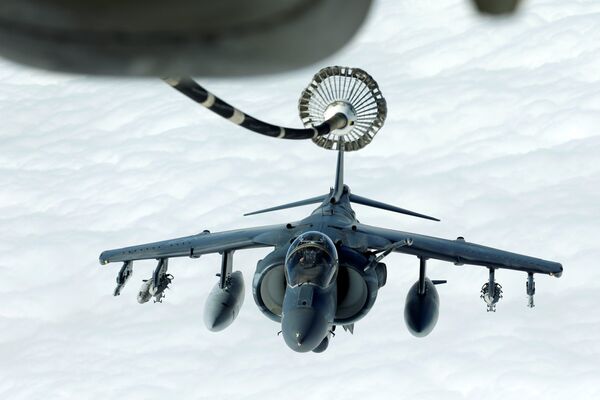 Штурмовик США Harrier AV-8B готовится к дозаправке в воздухе во время операции Непоколебимая решимость в небе Ирака и Сирии