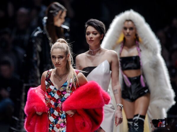 Актриса Наталья Рудова демонстрирует одежду из новой коллекции дизайнера Беллы Потемкиной в рамках Mercedes-Benz Fashion Week Russia