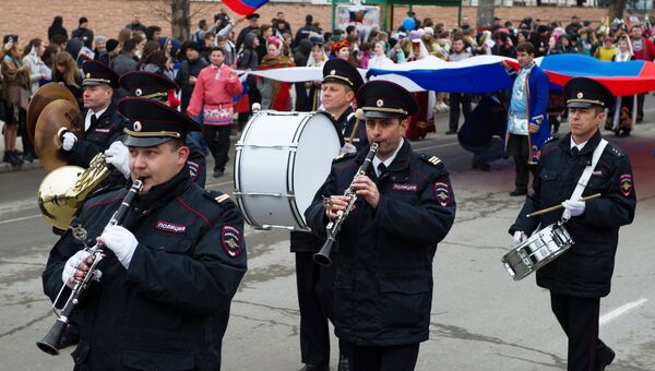 Музыканты во время шествия на праздничном мероприятии, посвященных Дню Общекрымского референдума 2014 года, в Симферополе