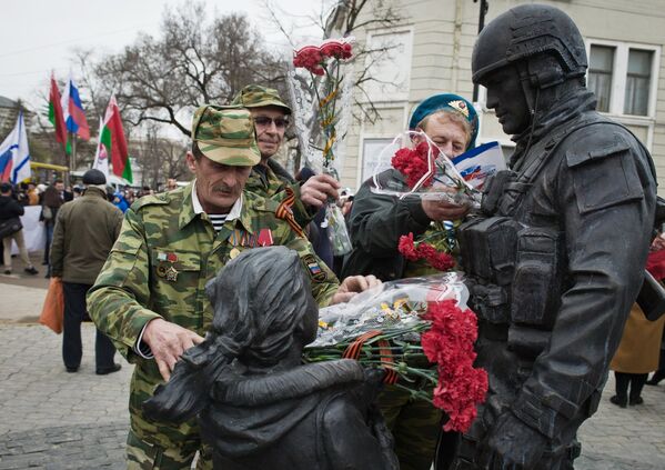 Возложение цветов к памятнику Вежливым людям во время праздничных мероприятий, посвященных Дню Общекрымского референдума 2014 года, в Симферополе
