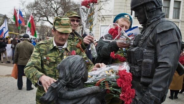 Возложение цветов к памятнику Вежливым людям во время праздничных мероприятий, посвященных Дню Общекрымского референдума 2014 года, в Симферополе