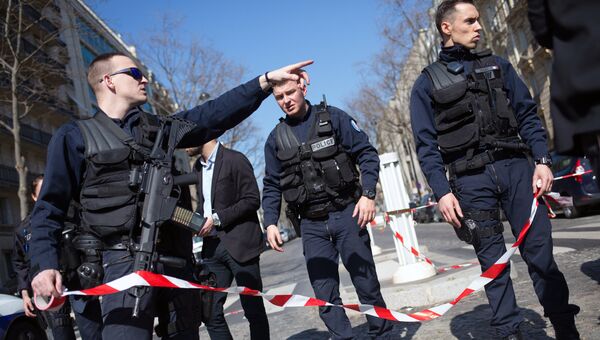 Полицейские у здания МВФ в Париже, где произошел взрыв. 16 марта 2017