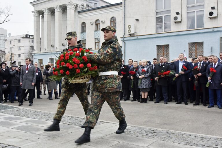 Возложение цветов к памятнику Народному ополчению всех времен в Симферополе во время праздничных мероприятий, посвященных Дню Общекрымского референдума 2014 года