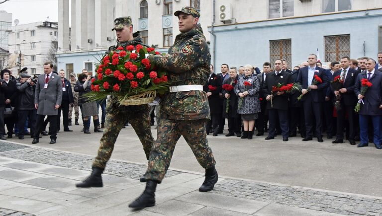 Возложение цветов к памятнику Народному ополчению всех времен в Симферополе во время праздничных мероприятий, посвященных Дню Общекрымского референдума 2014 года