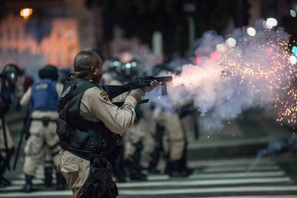 Сотрудники полиции во время столкновений с протестующими в Рио-де-Жанейро, Бразилия