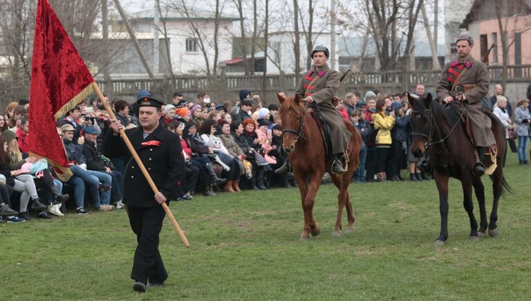 Участники театрализованной постановки Парад эпох на фестивале Крымская весна в селе Мирное Симферопольского района Республики Крым