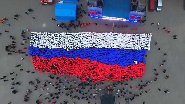 Севастопольцы развернули живой флаг РФ в честь третьей годовщины референдума