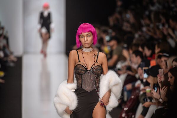 Модель демонстрирует одежду из новой коллекции дизайнера Беллы Потемкиной в рамках Mercedes-Benz Fashion Week Russia