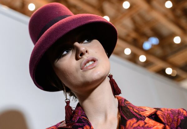 Модель в одежде из новой коллекции дизайнера Славы Зайцева в рамках Mercedes-Benz Fashion Week Russia