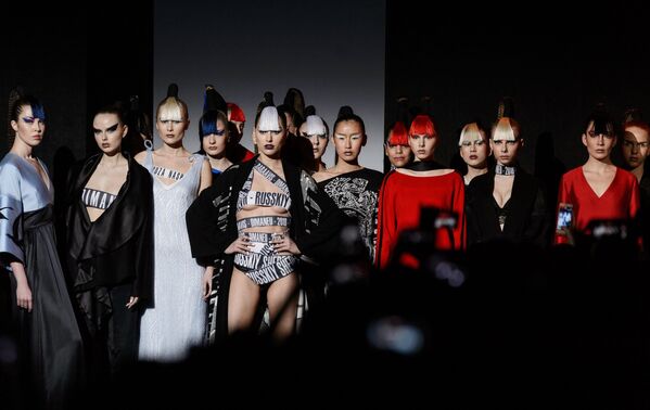Модели демонстрируют одежду из новой коллекции дизайнера Дима Неу в рамках Mercedes-Benz Fashion Week Russia