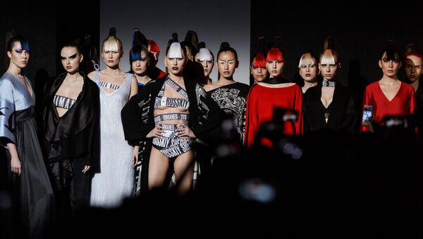 Модели демонстрируют одежду из новой коллекции дизайнера Дима Неу в рамках Mercedes-Benz Fashion Week Russia
