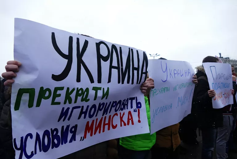 Жители Донецка на митинге-обращеннии к мировым лидерам Жители Донецка на митинге-обращеннии к мировым лидерам