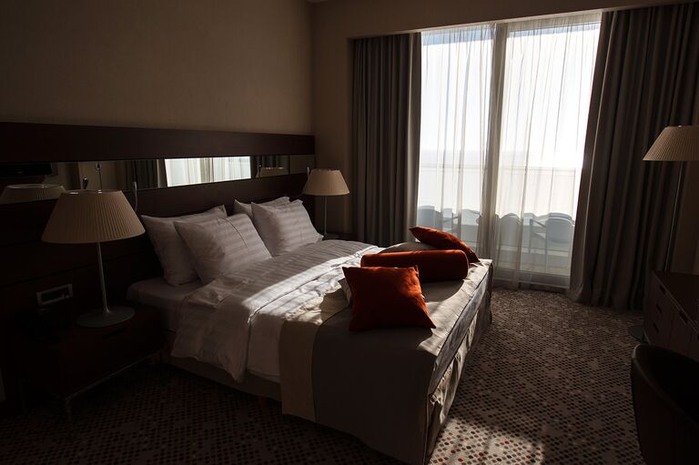 Обеспечьте тишину и темноту в спальне.