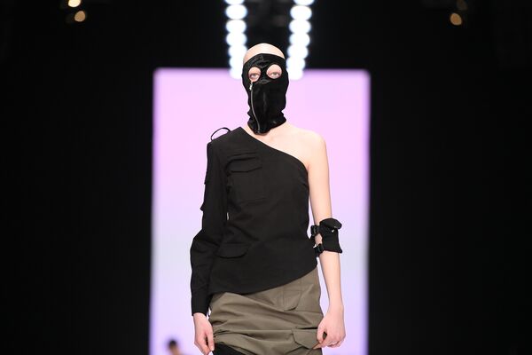 Модель демонстрирует одежду из новой коллекции Lumier Garson в рамках Mercedes-Benz Fashion Week Russia