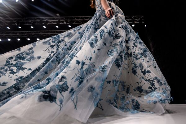 Модель на показе коллекции одежды бренда Speranza Couture дизайнера Надежды Юсуповой в рамках Mercedes-Benz Fashion Week Russia