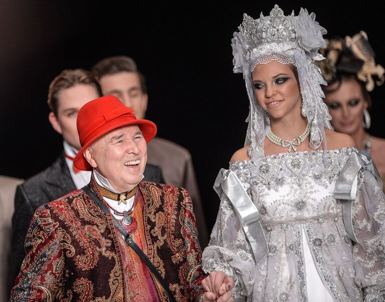 Модельер Вячеслав Зайцев во время показа одежды из своей новой коллекции в рамках Mercedes-Benz Fashion Week Russia