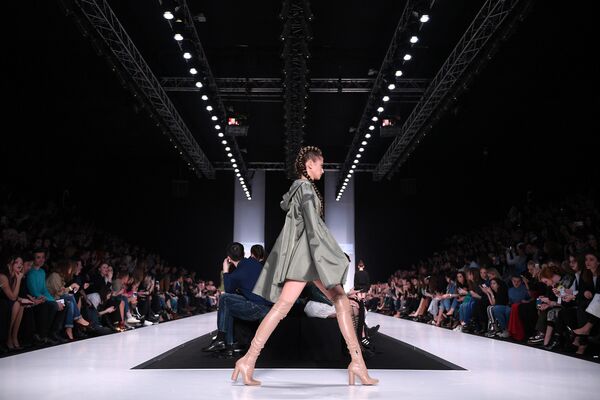 Модель демонстрирует одежду из новой коллекции брэнда одежды от Кети Топурии KETIone в рамках Mercedes-Benz Fashion Week Russia