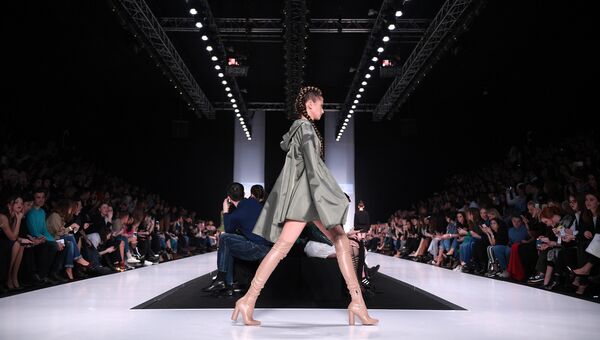 Модель демонстрирует одежду из новой коллекции брэнда одежды от Кети Топурии KETIone в рамках Mercedes-Benz Fashion Week Russia