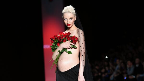 Модель демонстрирует одежду из новой коллекции дизайнера Гоги Никабадзе в рамках Mercedes-Benz Fashion Week Russia