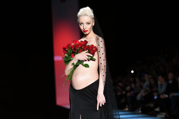 Модель демонстрирует одежду из новой коллекции дизайнера Гоги Никабадзе в рамках Mercedes-Benz Fashion Week Russia