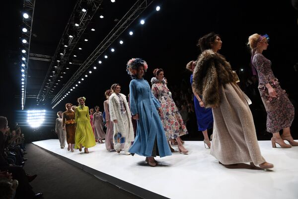 Модели демонстрируют одежду из новой коллекции дизайнера Евгении Крюковой в рамках Mercedes-Benz Fashion Week Russia