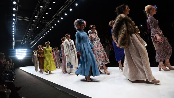 Модели демонстрируют одежду из новой коллекции дизайнера Евгении Крюковой в рамках Mercedes-Benz Fashion Week Russia