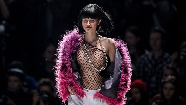 Модель демонстрирует одежду из новой коллекции дизайнера Беллы Потемкиной в рамках Mercedes-Benz Fashion Week Russia