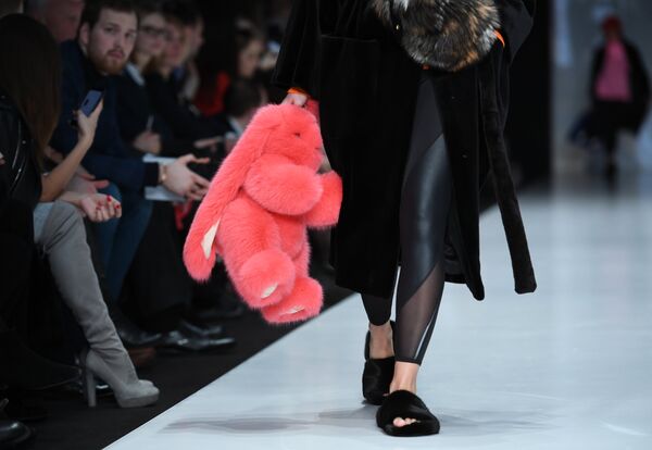 Модель демонстрирует одежду из новой коллекции дизайнера Екатерины Акхузиной в рамках Mercedes-Benz Fashion Week Russia