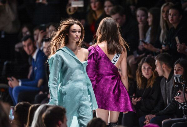 Модели демонстрируют одежду из новой коллекции дизайнера Александра Рогова в рамках Mercedes-Benz Fashion Week Russia