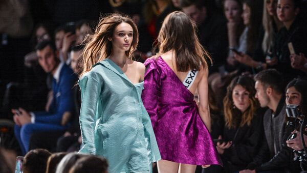 Модели демонстрируют одежду из новой коллекции дизайнера Александра Рогова в рамках Mercedes-Benz Fashion Week Russia
