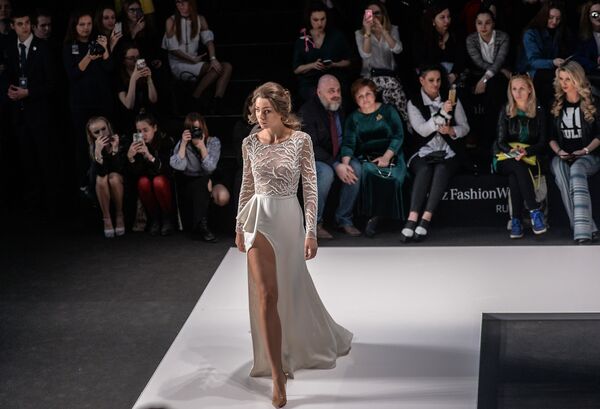 Модель на показе коллекции одежды бренда Speranza Couture дизайнера Надежды Юсуповой в рамках Mercedes-Benz Fashion Week Russia