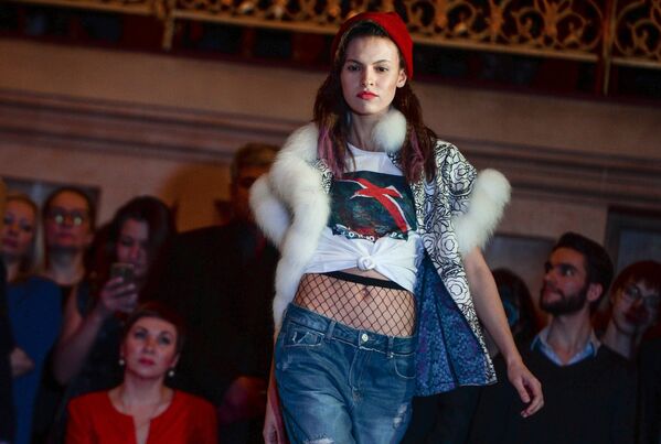 Модель демонстрирует одежду из новой коллекции 20 оттенков красного бренда TSIGANOVA дизайнера Вики Цыгановой в рамках Mercedes-Benz Fashion Week Russia