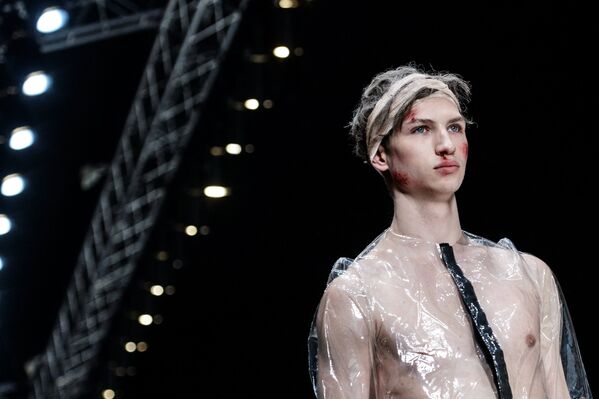 Модель демонстрирует одежду из новой коллекции дизайнера Артема Шумова в рамках Mercedes-Benz Fashion Week Russia