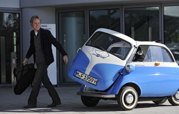 Посетитель музея BMW у автомобиля BMW Isetta Посетитель музея BMW у автомобиля BMW Isetta