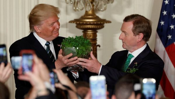 Энда Кенни подарил Дональду Трампу вазу с клевером