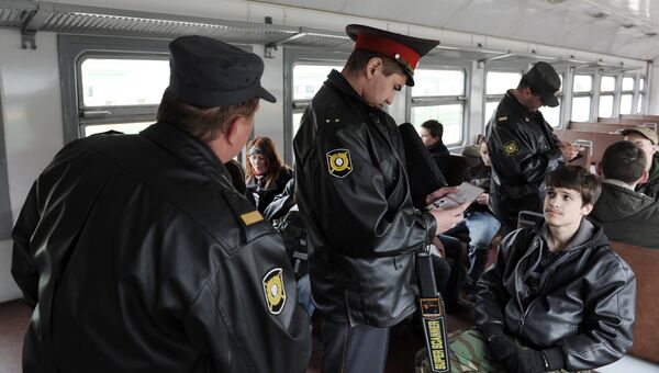 Полицейские в вагоне электрички на одном из вокзалов Санкт-Петербурга. Архивное фото