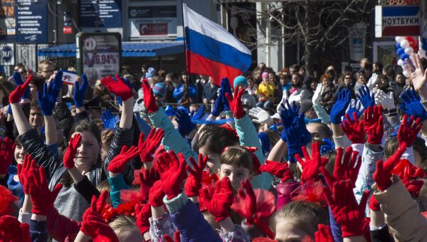 Участники празднования годовщины Крымской весны во время шествия по центральным улицам Симферополя. 2015 год