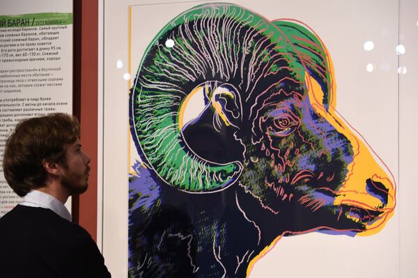 Посетитель на открытии выставки Энди Уорхол. Вымирающие виды в Дарвиновском музее в Москве