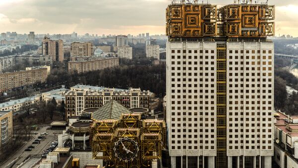 Конструкция с часами на крыше здания президиума Российской Академии наук в Москве. Архивное фото