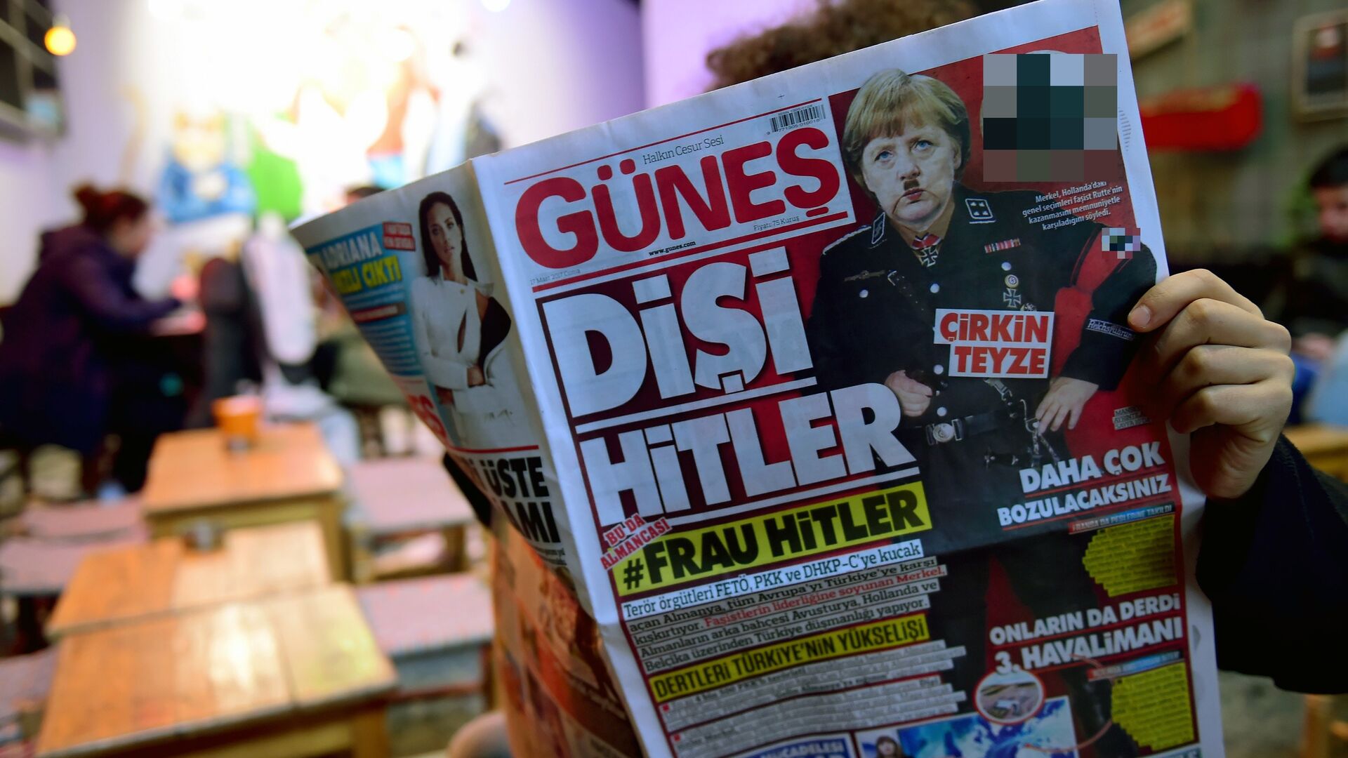 Турецкая газета Güneş выпустила номер, на обложке которого изображена канцлер ФРГ Ангела Меркель в нацистской униформе - РИА Новости, 1920, 17.03.2017