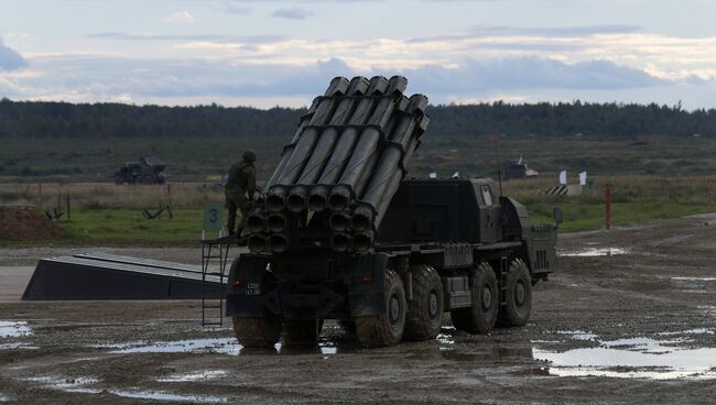 Реактивная система залпового огня БМ-30 Смерч. Архивное фото