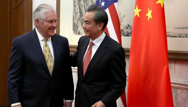 Госсекретарь США Рекс Тиллерсон и глава МИД Китая Ван И на встрече в Пекине, 18 марта 2017