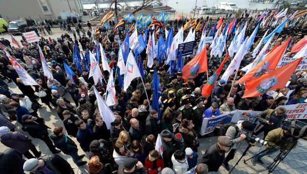 Участники митинга в честь третьей годовщины воссоединения Крыма с Россией во Владивостоке