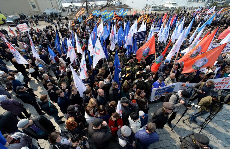 Участники митинга в честь третьей годовщины воссоединения Крыма с Россией во Владивостоке